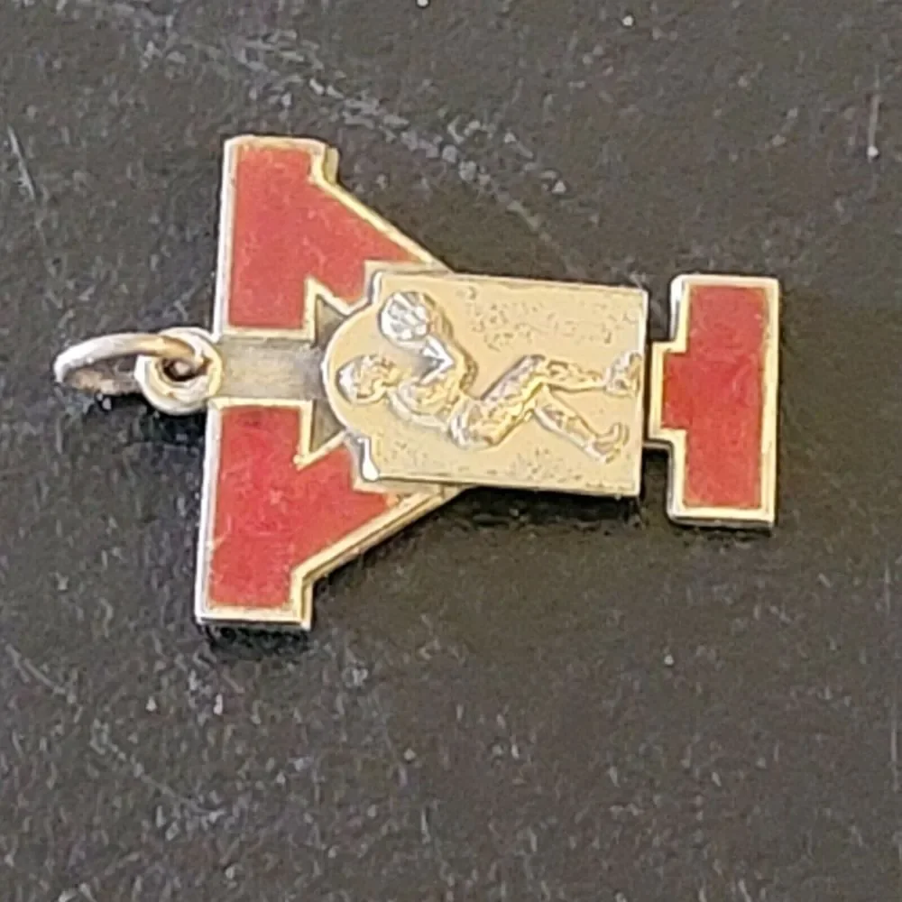 Vintage 1943 College of Idaho Yutes Basketball Badge Keychain Zipper Pull‎ Rare